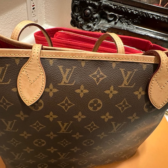 Louis Vuitton Neverfull MM in Brown Monogram - Picture 7 of 7